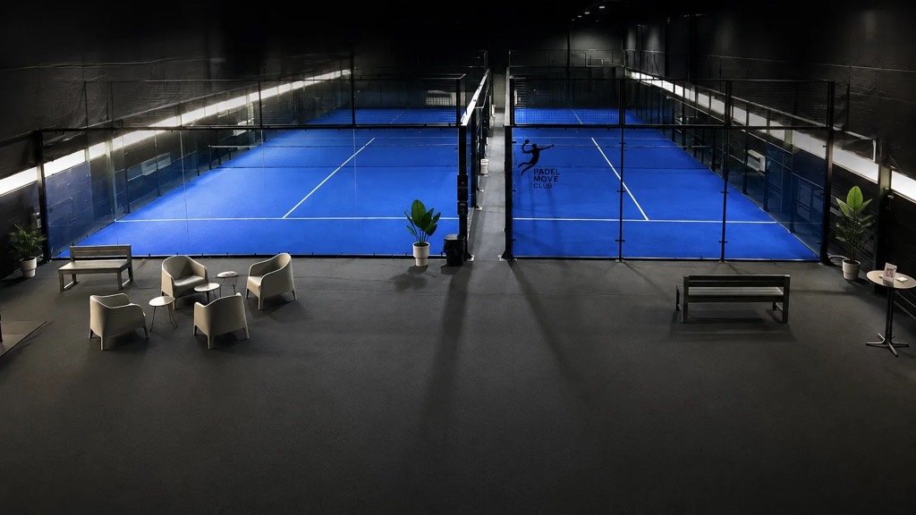 Padelhalle des Padel Move Club in Karlsruhe mit Doppel- und Einzelcourt